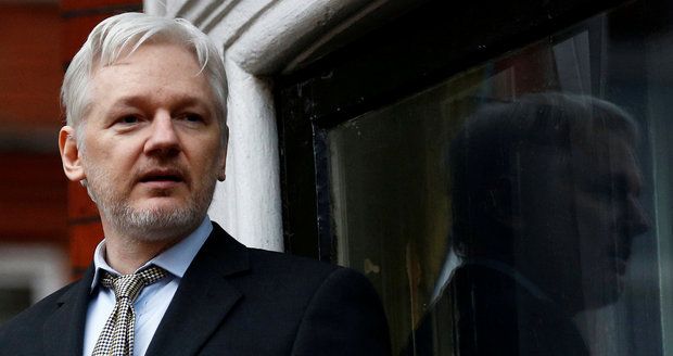 Assange má dobrou zprávu ze Švédska. Zastavuje stíhání za údajné znásilnění