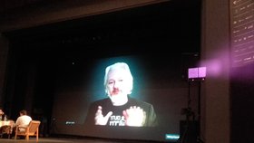 Julian Assange hovořil zhruba hodinu a půl.