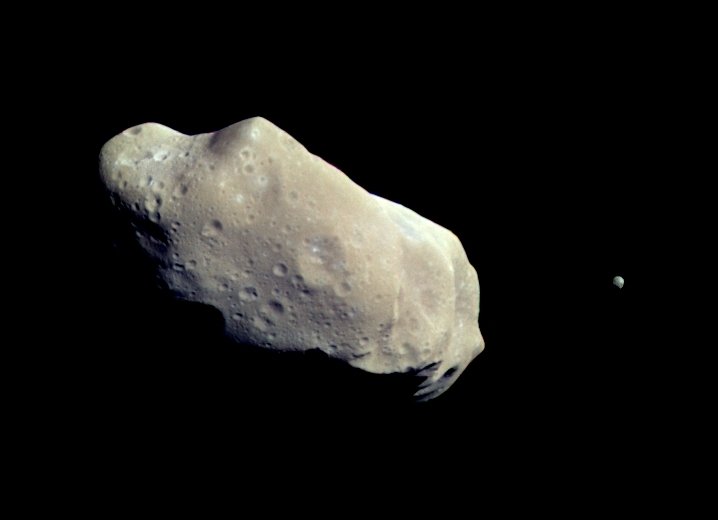 Asi nejslavnější planetka Ida s měsícem Dactyl. Planetku objevil v roce 1884 rodák z Opavy Johann Palisa. Má průměr 15 km, měsíc 1,4 km