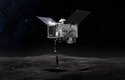 Sonda OSIRIS-REx nad planetkou Bennu.