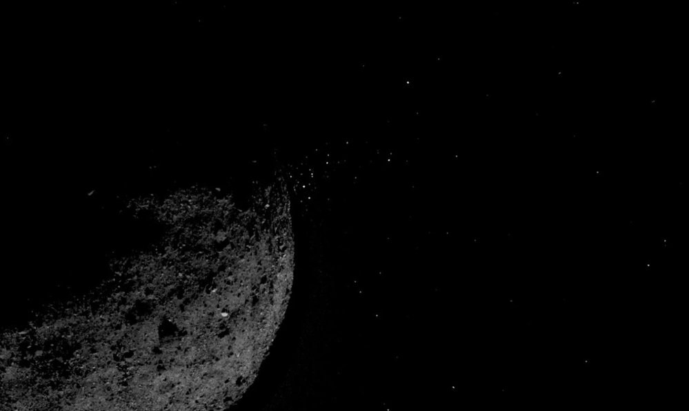 &#34;Plivání&#34; oblázků z planetky Bennu, jak jej pozorovala sonda OSIRIS-REx  