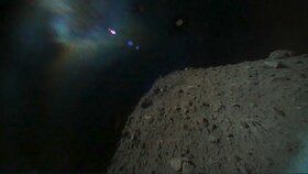 Asteroid Ryugu, který Japonci zkoumají