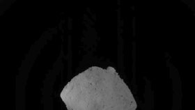 Asteroid Ryugu, který Japonci zkoumají. Vzorky by měly na Zemi přistát v roce 2020