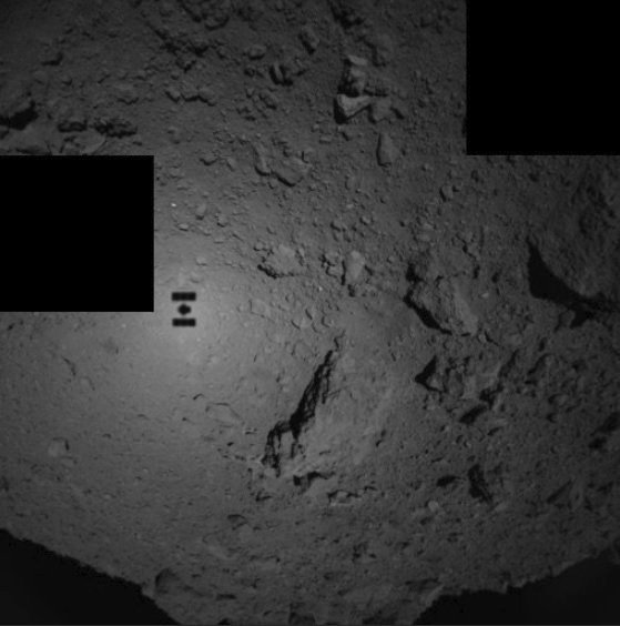Asteroid Ryugu, který Japonci zkoumají. Vzorky by měly na Zemi přistát v roce 2020