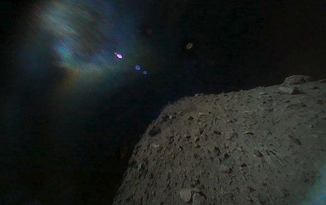 Planetka Ryugu se jednou za uherský rok mihne v zemské blízkosti – ale to jsou pořád miliony kilometrů.