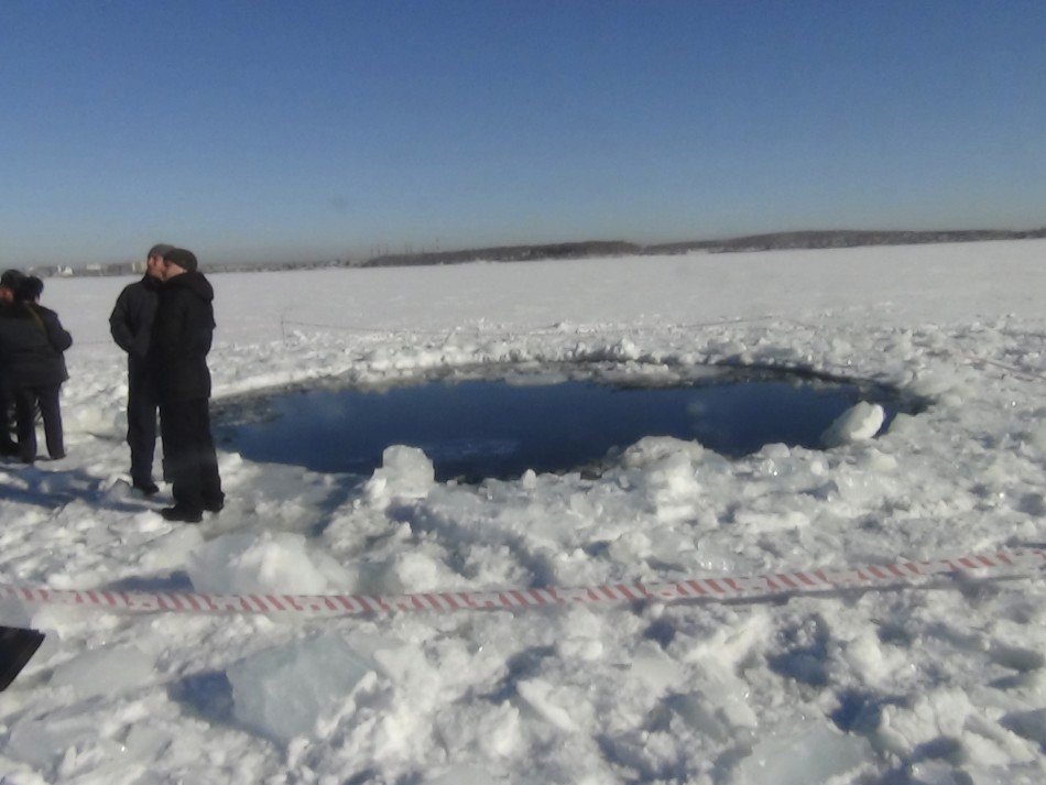 Největší nalezený kus meteoritu měl hmotnost přes 570 kg. Vytáhli jej z ledových vod jezera Čebarkul.