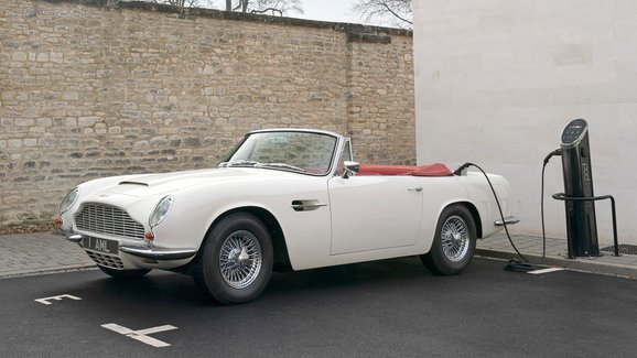 Také Aston Martin má svůj elektrický veterán. DB6 Volante nemusí být jediný takový vůz