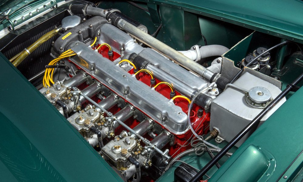 Spyder Aston Martin DB3 poháněl řadový šestiválec Lagonda se třemi dvojitými karburátory Weber.