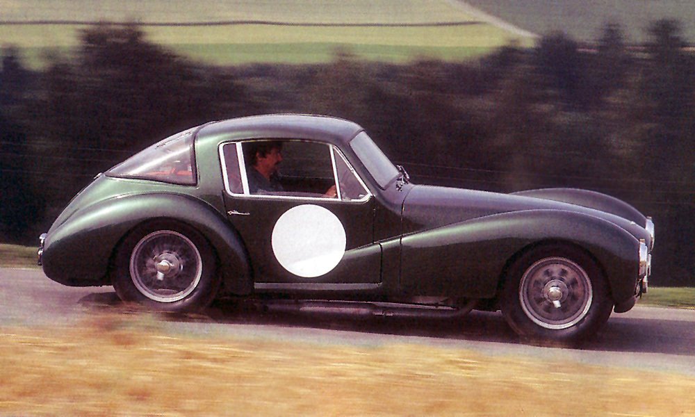 Na několik podvozků sportovního vozu Aston Martin DB3 byla namontována dvoudveřová karoserie kupé s pevnou střechou.