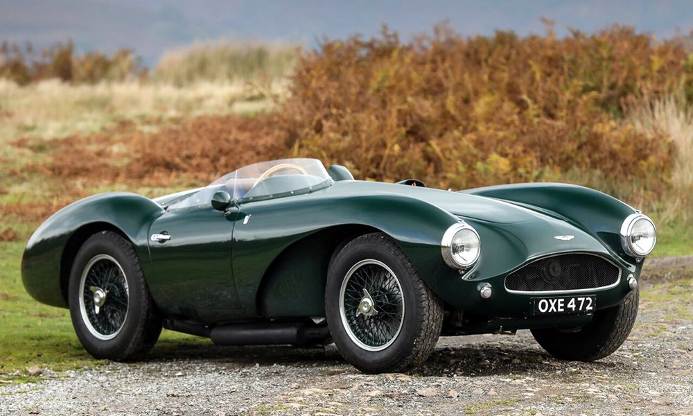 Aston Martin DB3S s odkrytými světlomety. Výfukové potrubí ústilo do pravého boku před zadním kolem.