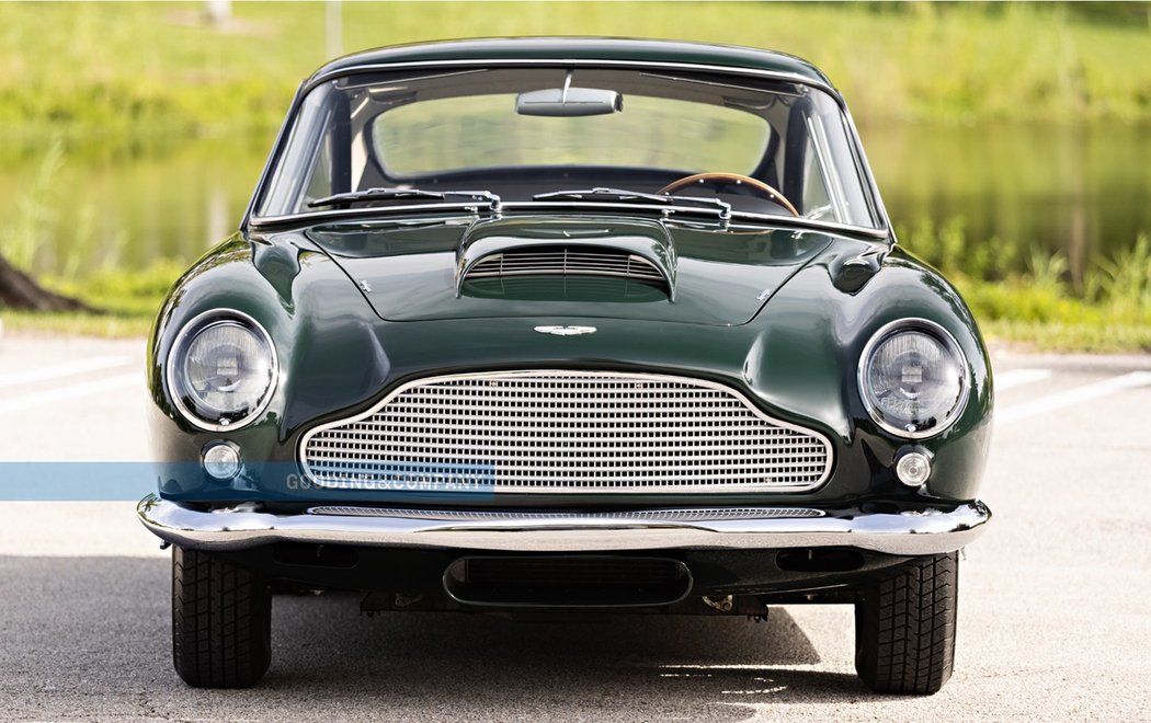 Aston Martin DB4 GT z roku 1961 se vydražil za 3.305.000 dolarů, tedy v přepočtu za asi 71,86 mil. Kč.