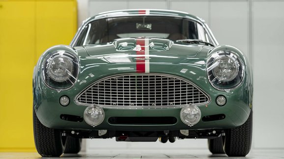 Aston Martin zahájil dodávky nových klasiků DB4 GT Zagato Continuation zákazníkům  