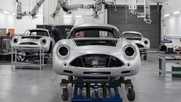 Aston Martin odhaluje ruční výrobu nových klasiků DB4 GT Zagato Continuation