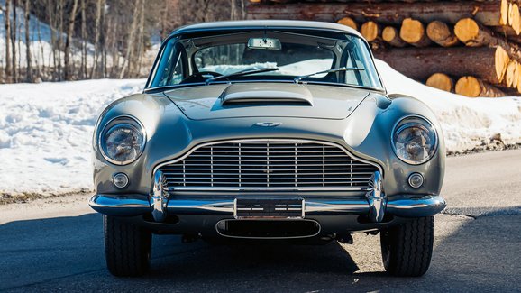 Do aukce míří Aston Martin DB5, který vlastnil nejslavnější Bond