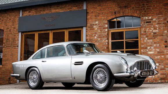 Slavný Aston Martin DB5 Jamese Bonda na prodej! Vznikly jen čtyři jeho kousky