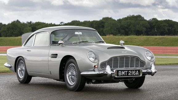 Aston Martin DB5 je zpět! Podívejte se na první dokončený kus po 55 letech, s výbavou jak pro Jamese Bonda