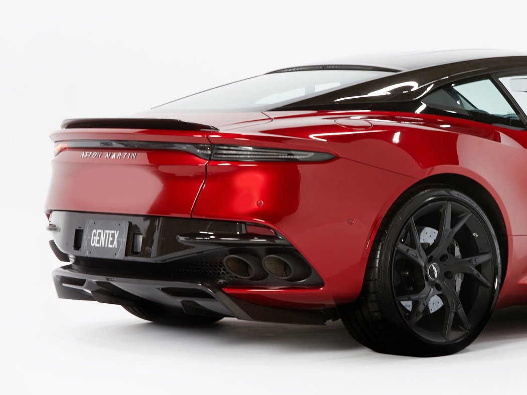 Aston Martin a Gentex představují místo zpětného zrcátka tři displeje