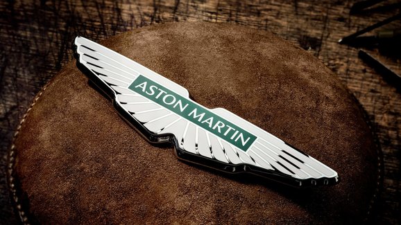 Aston Martin mění logo! Premiéru má tento víkend ve Francii 