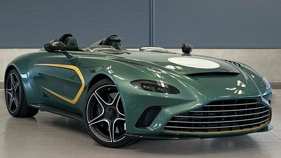 Aston Martin V12 Speedster je sběratelský sen, který může být váš. Ale připravte si balík