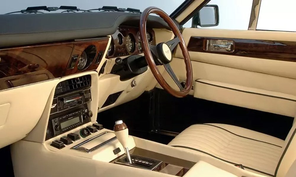 Luxusní interiér AM V8 měl kožené čalounění a tříramenný volant s dřevěným věncem.