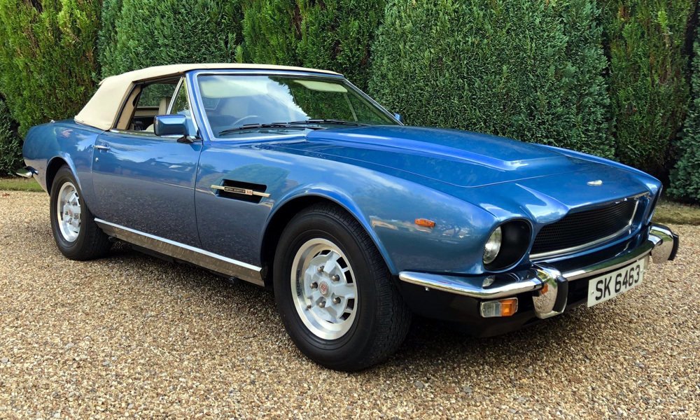 Tento Aston Martin V8 Volante vlastnila rocková hvězda Roger Daltrey, frontman kapely The Who.