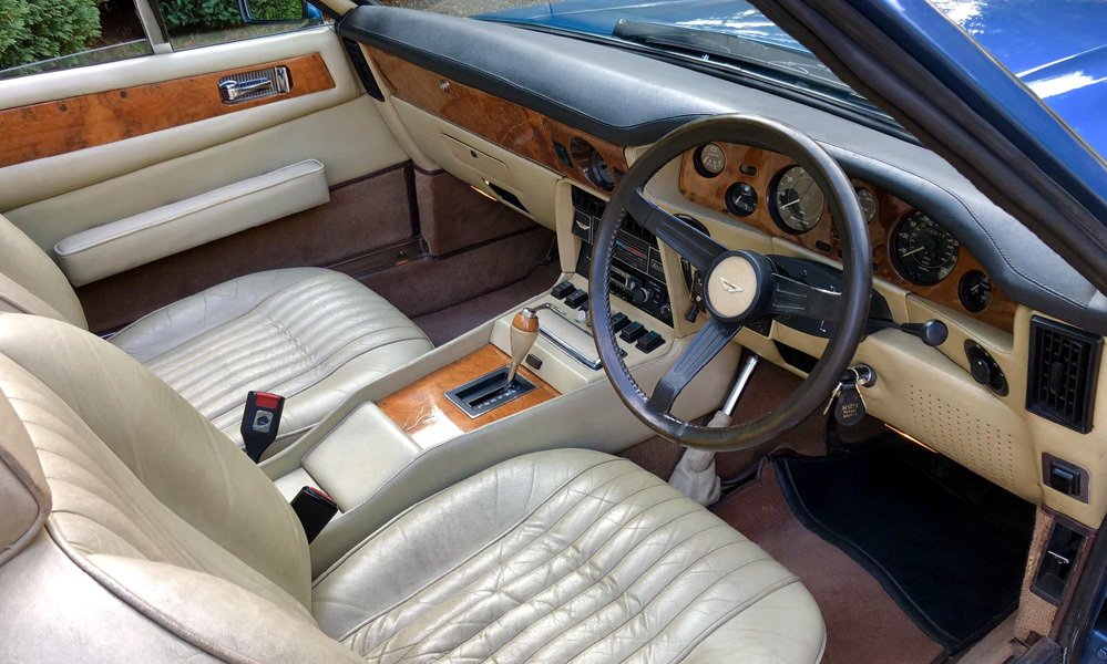 Volante měl luxusní interiér s koženými sedadly a ovládáním automatické převodovky na středovém tunelu. V aukci se prodal za v přepočtu 5 milionů Kč.