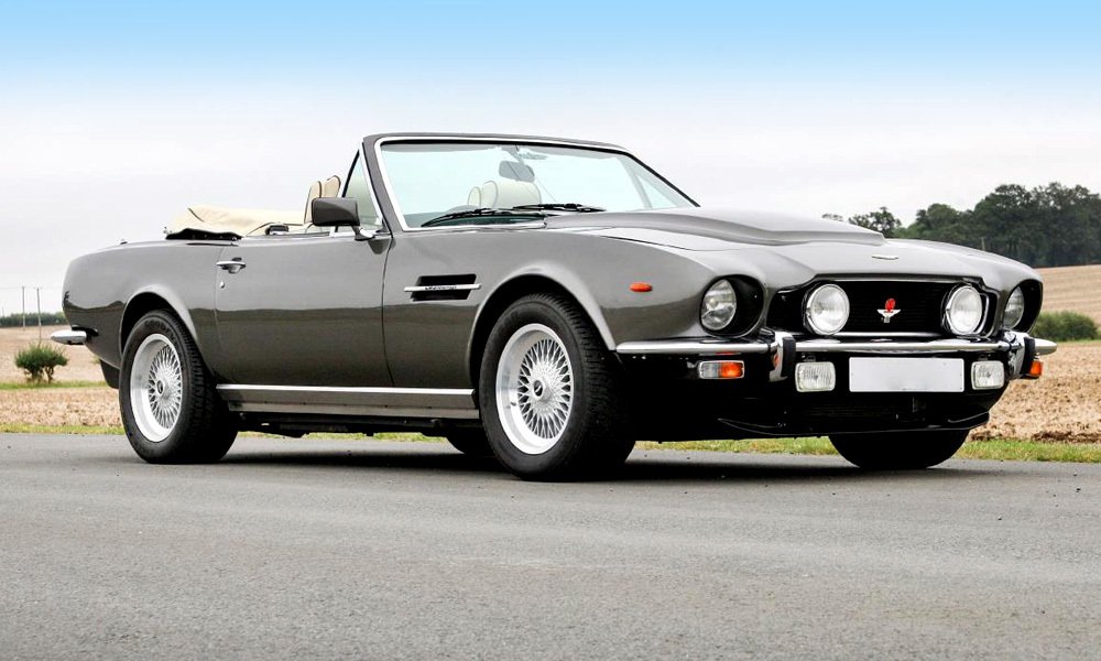 Aston Martin V8 Vantage Volante z roku 1984 s přídavnými světlomety v přední masce a pod nárazníkem.