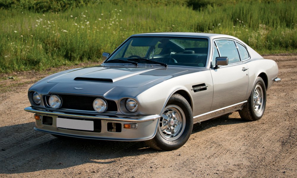 DBS V8 byl s drobnými úpravami karoserie přejmenován na Aston Martin V8, vyráběný v letech 1969 až 1989.