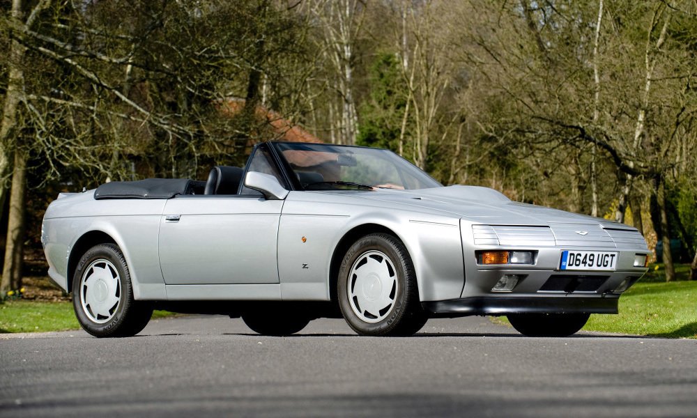 Kabriolet V8 Volante Zagato. Od kupé se lišil zakrytými světlomety a absencí masky chladiče.