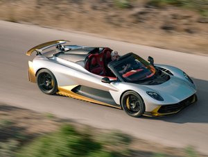 Aston Martin Valhalla přijíždí v otevřené verzi. 350 km/h zvládá i bez střechy