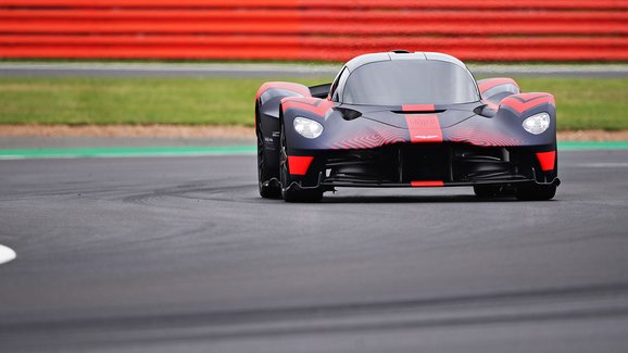 Aston Martin ukázal hypersportovní Valkyrii poprvé na okruhu