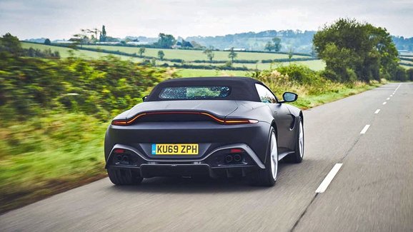 Aston Martin Vantage Roadster na prvních fotkách. Otevřený krasavec se chystá na příští sezonu