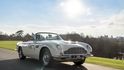 Historické modely Aston Martin budou k dostání i v elektrické verzi.
