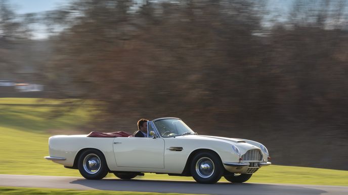 Historické modely Aston Martin budou k dostání i v elektrické verzi.