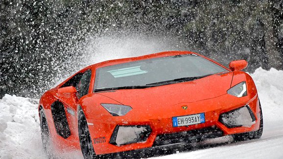 Videa a obří galerie superaut na sněhu a ledu: Jak to v zimě sluší Bugatti nebo Ferrari?