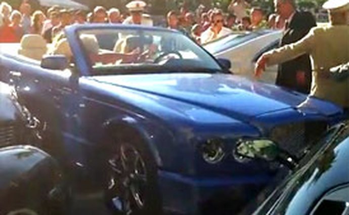 Blondýna v Bentley způsobila hromadnou nehodu superaut v Monaku (video)