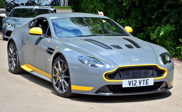 Výrobce luxusních vozů Aston Martin loni prohloubil ztrátu