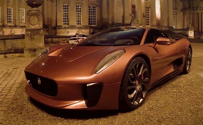 Video: Aston Martin DB10 a Jaguar C-X75 v nové bondovce Spectre