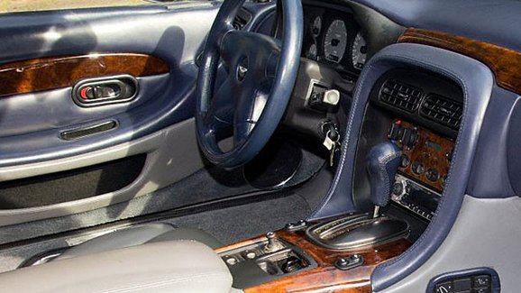 Aston Martin DB7: S Mazdou MX-5 má společnou jednu součástku