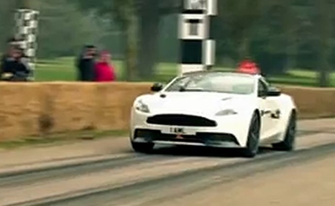 Video: Lord March se prohání po Goodwoodu v novém Aston Martinu Vanquish