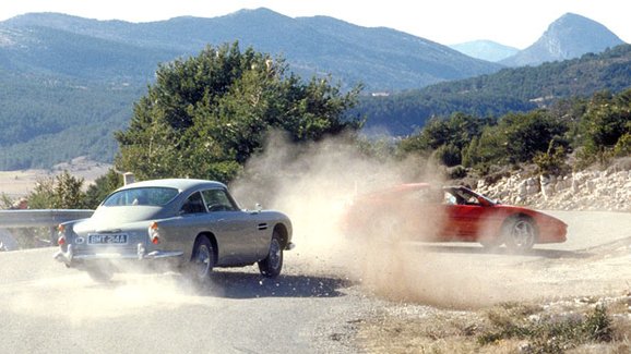 Chcete auto Jamese Bonda? Aston Martin vám ho postaví, včetně otočné spz!