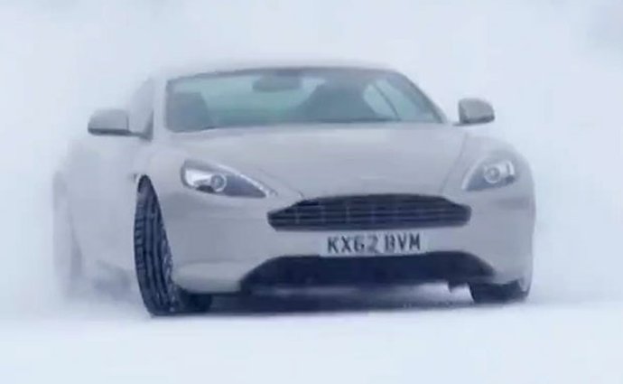 Video: Zimní dovádění s Aston Martiny za 3.200 euro