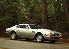 Aston Martin V8: Stříbrný britský krasavec na videu od Petrolicious