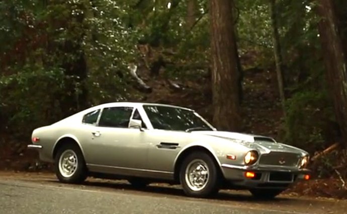 Aston Martin V8: Stříbrný britský krasavec na videu od Petrolicious
