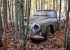 Aston Martin DB4 stál přes 40 let v lese. Nyní je na prodej za nehoráznou sumu