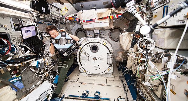 Hvězdný robot AstroBee se usadil na oběžné dráze