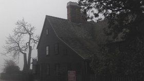 Salem, Massachusetts, USA. Salem je místo, kde vykonávaly čarodějnice zkoušky. Svědci říkají, že vidí duchy oběšených žen. Dům je celkově velmi depresivní a prý se zde houpací křeslo pohybuje samo od sebe.