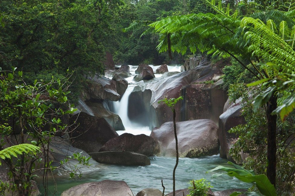 Devils Pool, Babinda, Queensland, Austrálie. Přírodní bazén ukrytý mezi balvany je údajně prokletý domorodou ženou, která se zde tragicky utopila poté, co ji opustil milenec. Od roku 1959 se zde utopilo už minimálně 17 lidí.