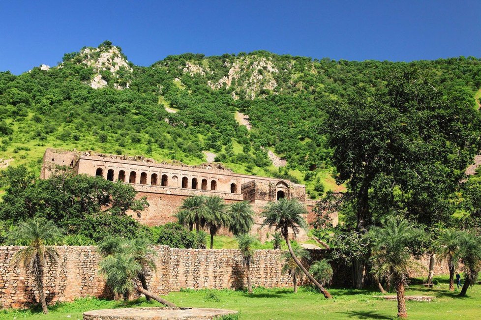 Bhangarh Fort, Rajasthan, Indie. Město tvořené chrámy a paláci na úpatí hory bylo opuštěné v roce 1783. Existuje příběh, který vysvětluje osud města. Prokletí kouzelníka, který se zamiloval do princezny Bhangarhu, která ho odmítla. Říká se, že každý, kdo sem dnes vstoupí v noci, nikdy nevyjde živý.