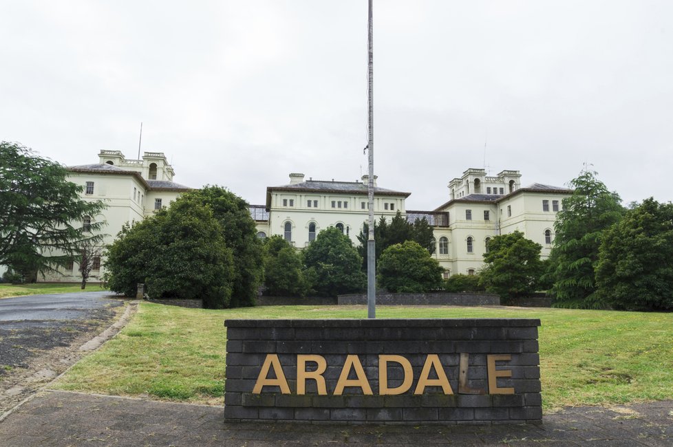 Aradale Asylum, Ararat, Victoria, USA. Vesnice uvnitř vesnice. Jde o obrovský komplex, který se otevřel v roce 1867. Prý tu zemřelo přes 13 tisíc obyvatel z neznámých příčin. Návštěvníci zde cítí chlad, dotyky či zvuky.